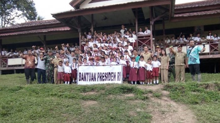 Siswa SD Negeri Sungkung Gembira Terima Bantuan Presiden Jokowi