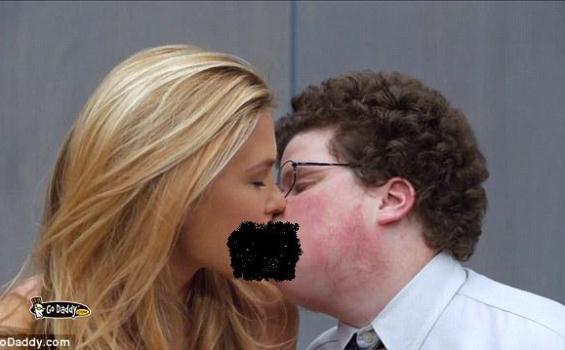 Iklan Ciuman Bibir Supermodel Bar Refaeli untuk Super Bowl Undang Protes