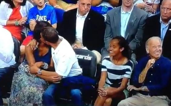 Michelle Menolak Dicium Obama di Acara Kiss Cam