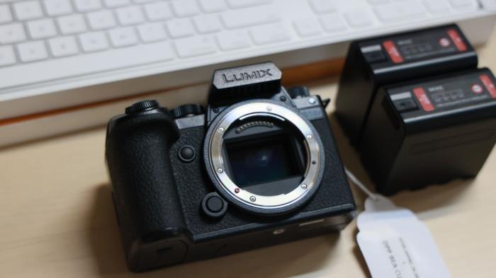 BARANG BUKTI KPK — Barang bukti perangkat elektronik kamera mirrorless Lumix disita KPK dari aktivis sekaligus Direktur Utama PT Sinkos Multimedia Mandiri, Faizal Assegaf, di Jakarta, Rabu (15/4/2026). Aset ini diamankan penyidik sebagaibagian dari pelacakan aliran dana korupsi suap importasi di lingkungan Direktorat Jenderal Bea dan Cukai.