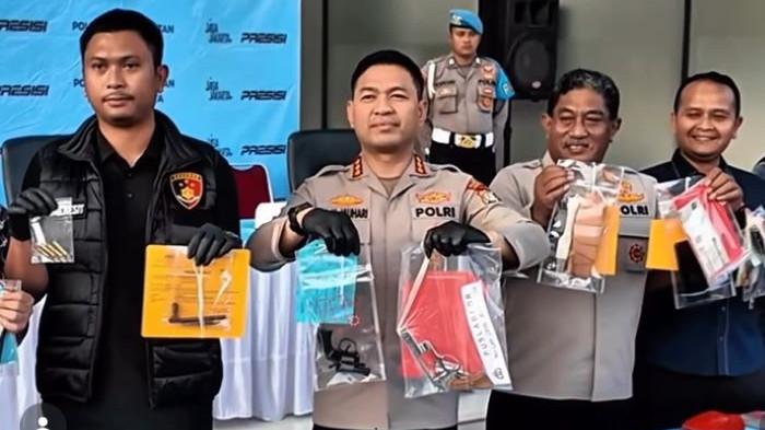 SENJATA API - Petugas menunjukkan barang bukti senjata api rakitan hingga alat kejut listrik milik sindikat kejahatan jalanan di Mapolres Metro Tangerang Kota. Persenjataan berbahaya ini disita dari tangan puluhan tersangka curanmor yang meresahkan warga Tangerang dalam sebulan terakhir.