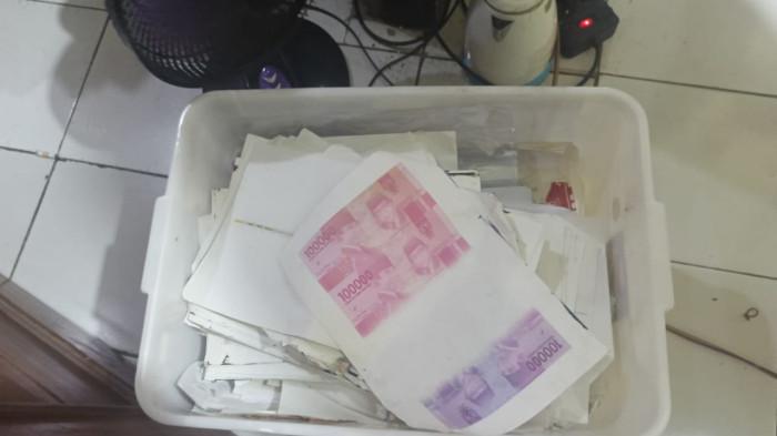 SITAAN UANG PALSU — Penampakan barang bukti uang palsu hasil produksi sindikat di Purwakarta, Jawa Barat, yang dibongkar Satresmob Bareskrim Polri, Selasa (17/3/2026). Dalam penggerebekan tersebut, polisi menangkap empat tersangka serta menyita uang palsu siap edar senilai Rp1,5 miliar yang rencananya akan dipasarkan saat Lebaran.
