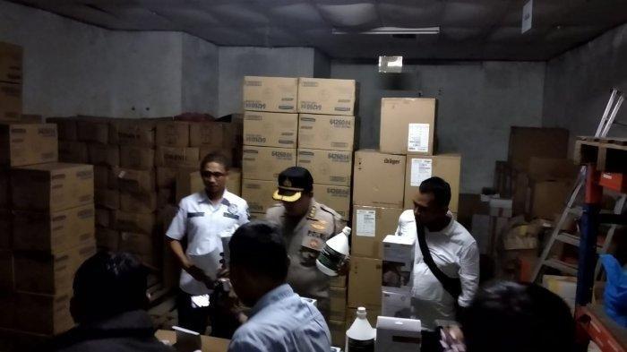 Polisi Geledah Gudang Diduga Timbun Hand Sanitizer dan Masker di Batam