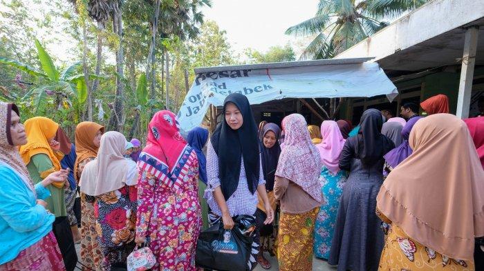 Ringankan Beban Masyarakat, Relawan Sandiaga Uno Gelar Bazar Sembako Murah di Sumenep