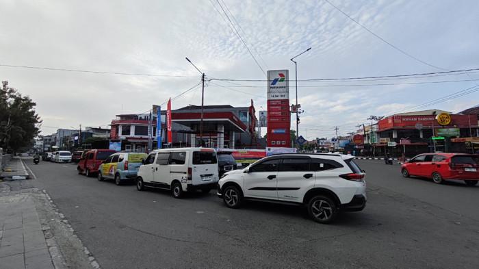 ANTREAN BBM - Antrean kendaraan warga terlihat di SPBU Simpang Yarsi Bukittinggi, Sumatera Barat, pada Selasa (31/3/2026) pagi sekitar pukul 06.45 WIB.