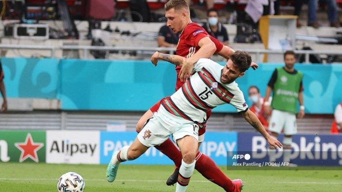 Bek Hongaria Willi Orban (kiri) bersaing dengan pemain depan Portugal Rafa Silva selama pertandingan sepak bola Grup F UEFA EURO 2020 antara Hongaria dan Portugal di Puskas Arena di Budapest pada 15 Juni 2021.
Alex Pantling / POOL / AFP