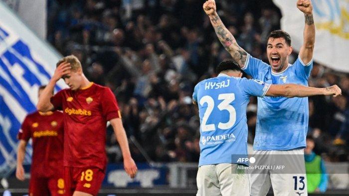 Bek Lazio asal Italia Alessio Romagnoli (kanan) merayakan golnya pada akhir pertandingan sepak bola Serie A Italia antara Lazio dan AS Roma pada 19 Maret 2023 di stadion Olimpiade di Roma.