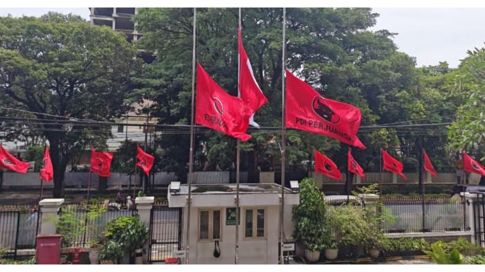 BENDERA PDIP - Partai Demokrasi Indonesia Perjuangan (PDIP) mengibarkan Bendera Negara setengah tiang selama tiga hari sebagai tanda ikut berkabung atas meninggalnya Wakil Presiden RI ke-6 Jenderal (Purn.) Try Sutrisno. Pada Selasa (3/3/2026) hari ini, terlihat bendera setengah tiang dikibarkan di Kantor DPP PDIP, Menteng, Jakarta Pusat.
