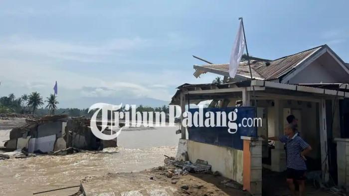 BENDERA PUTIH DI PADANG - Penampakan bendera putih yang diikatkan pada sebilah kayu di Komplek Griya Permata II, Kelurahan Tabing Banda Gadang, Kecamatan Nanggalo, Kota Padang, Sumatera Barat, Senin (5/1/2026) pagi. Di tengah hamparan lumpur pekat dan puing bangunan, bendera warna putih itu tampak kontras sekaligus getir.