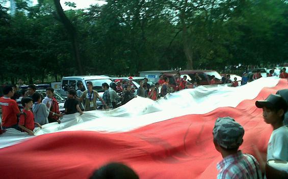 Suporter Bawa Merah Putih Raksasa di Stadion GBK