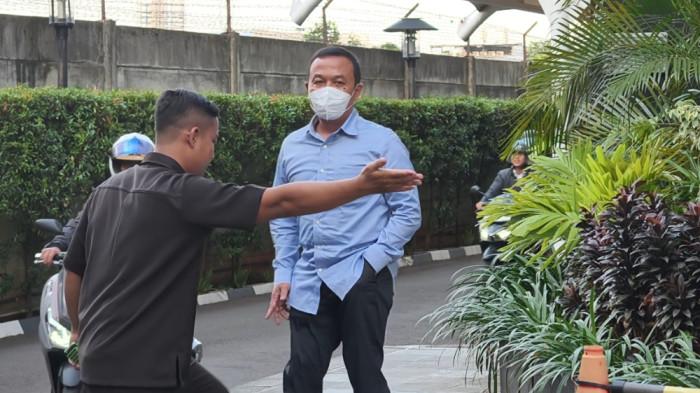 DIPERIKSA KPK - Beni Saputra, sosok yang ikut kena OTT Bupati Bekasi usai menjalani pemeriksaan sebagai saksi di Gedung KPK, Jakarta, Senin (5/1/2026).