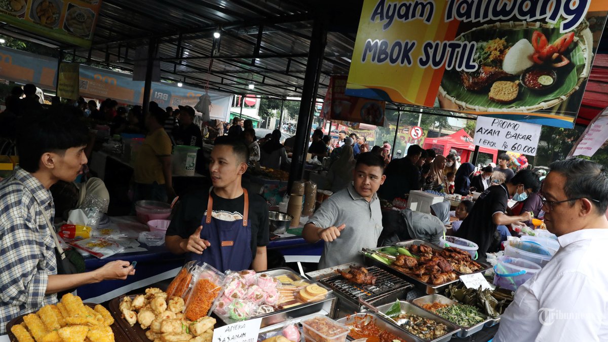 Spot Macet di Jakarta Bertambah oleh Warga yang Berburu Takjil Berbuka Puasa
