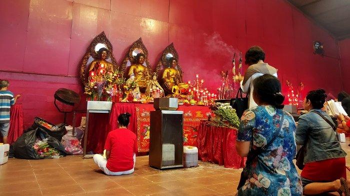 Masyarakat Tionghoa Berbondong-bondong Padati Wihara Dharma Bakti