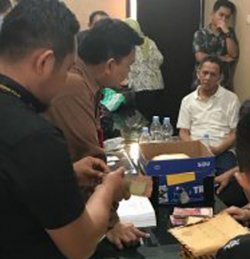 Polisi Serahkan Tersangka dan Barang Bukti Rp 683.105.600 ke Kejari Makassar