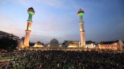 Alun-alun Bandung Jadi Lautan Manusia