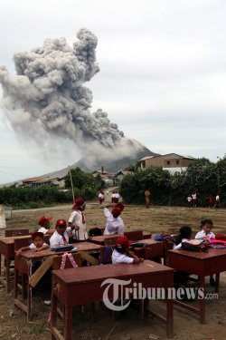 Gunung Sinabung Luncurkan Awan Panas Beruntun