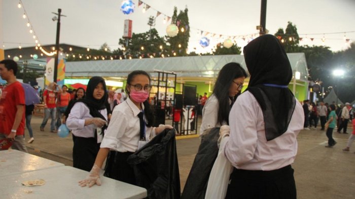 Kemenperin Ajak Mahasiswa Bersih-bersih Area GBK