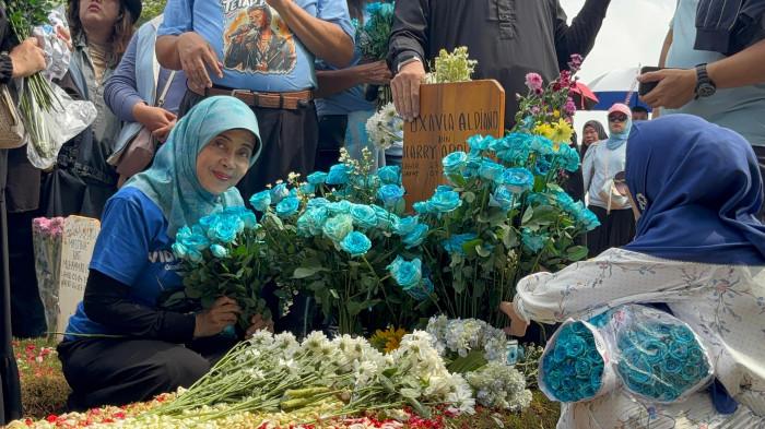 MIMPI VIDI ALDIANO - Besbarini, ibunda Vidi Aldiano ketika ditemui di TPU Tanah Kusir, Jakarta Selatan, Minggu (29/3/2026) pernah didatangi mendiang sang putra dalam mimpi.