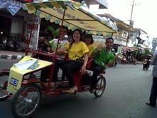 Asyiknya Ngabuburit dengan Becak Mobil