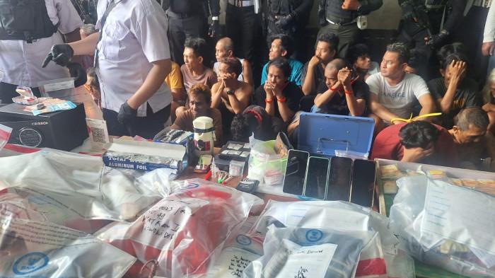 PENGGEREBEKAN - Badan Narkotika Nasional (BNN) RI mengerahkan sekitar 100 personel dalam penggerebekan kampung narkoba Berlan di Matraman, Jakarta Timur, Selasa (25/11/2025)/ Danang Triatmojo