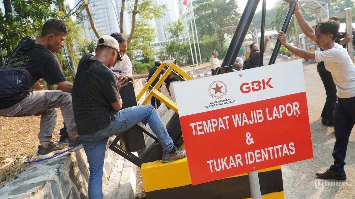 Sejumlah pekerja sedang membongkar portal di pintu masuk Hotel Sultan, Tanah Abang, Jakarta Pusat, Kamis (26/10/2023) oleh PT Indobuildco. Portal yang dipasang oleh Pusat Pengelolaan Komplek Gelora Bung Karno (PPKGBK) sejak 24 Oktober lalu ini dinilai menghalangi akses masuk tamu dan karyawan Hotel Sultan. Warta Kota/Yulianto