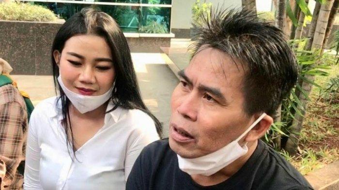 Bopak Castello dan istri, Gita Resya ditemui di gedung Trans TV, Tendean, Jakarta Selatan, Selasa (4/8/2020).
