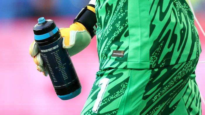 botol-minuman-ajaib-jordan-pickford-yang-menyimpan-data-arah-tembakan-algojo-penalti-lawan.jpg
