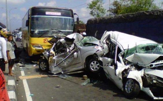 Rem Blong, Bus Hancurkan Tiga Mobil di Boyolali