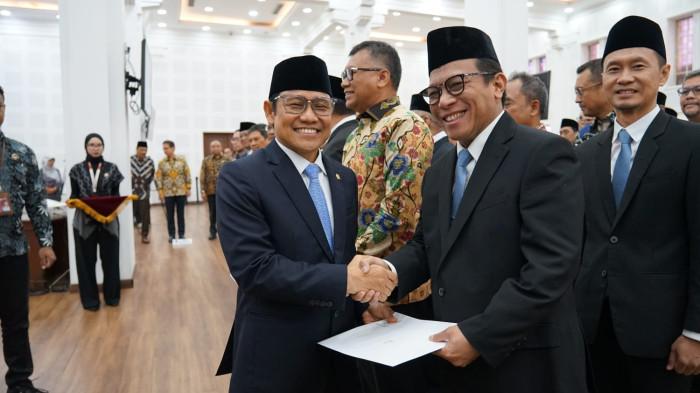 SERTIJAB BPJS KETENAGAKERJAAN - Menteri Koordinator Bidang Pemberdayaan Masyarakat Muhaimin Iskandar memberikan ucapan selamat kepada Dirut BPJS Ketenagakerjaan yang baru Saiful Hidayat dalam acara Penyerahan Keppres dan Serah Terima Jabatan Dirut BPJS Kesehatan dan Dirut BPJS Ketenagakerjaan di Kantor Kemenko Pemberdayaan Masyarakat, Jakarta, Jumat (20/2/2026).