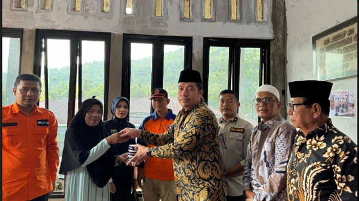 BPKH Bantu Korban Banjir Bandang di Tanah Datar, Tegaskan Tak Pakai Dana Setoran Jemaah Haji