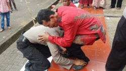 Bikin Haru! Anak Tukang Batu Ini Langsung Menangis Cium Kaki Ayahnya Usai Dilantik Jadi Polisi