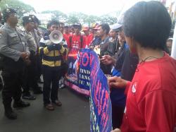 Buruh Kota Malang Tuntut UMK Rp 2 Juta