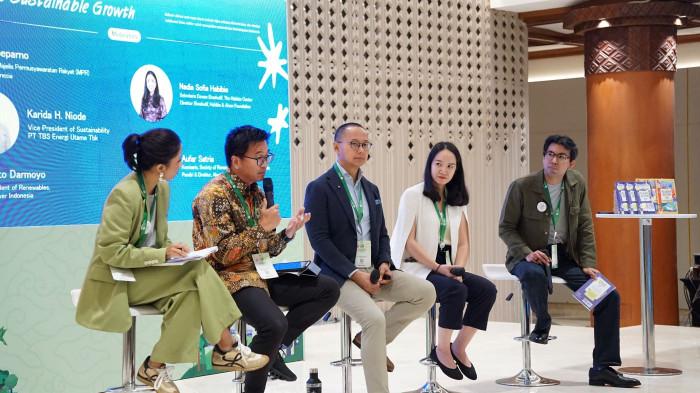 Climate Action 101 Talkshow bertajuk “From Crisis to Opportunity: Indonesia’s Path to Sustainable Growth.” The Habibie Center dan Society of Renewable Energy Indonesia meyakini bahwa buku Climate Action 101: Indonesia’s Guide for Newbies merupakan langkah nyata—betapapun kecil—dalam menghadapi krisis iklim.