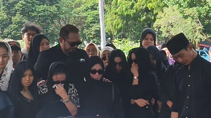 PEMAKAMAN AYAH BUNGA ZAINAL - Bunga Zainal (baris kedua tengah) terlihat menangis dan menunjukkan tatapan kosong yang diarahkan ke makam sang ayah, saat proses pemakaman Sapuri bin Husein berlangsung di TPU Tanah Kusir, Jakarta Selatan, Rabu (6/5/2026). 