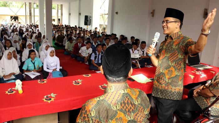 Bupati Banyuwangi Abdullah Azwar Anas memberikan motivasi pada siswa-siswi SMKN 2 Tegalsari Banyuwangi, Selasa