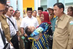 Bupati Bireuen Bantu Kursi Roda untuk Ulfa