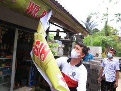 Bupati Klungkung, Bali, Copot dan Robek Iklan Rokok di Jalan Raya Payungan