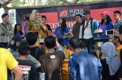 Bupati Cantik Hadiri Ultah Slanker Karawang