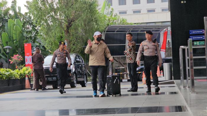 ABDUL AZIS — Bupati Kolaka Timur (Koltim), Abdul Azis, akhirnya tiba di Gedung Merah Putih Komisi Pemberantasan Korupsi (KPK), Jakarta, pada Jumat (8/8/2025) sore.