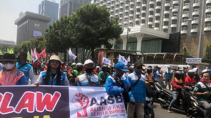 Demo Tolak UU Cipta Kerja, Massa Buruh Blokade Kawasan Patung Kuda Jakarta Pusat