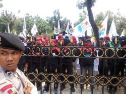 Jokowi: Rupiah Lagi Melemah Malah Ribut Soal UMP