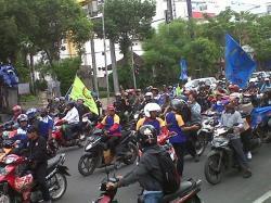 Ratusan Buruh Gelar Demo Tuntut Revisi UMK Surabaya