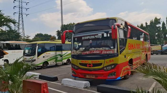 ARMADA MUDIK – Barisan bus antarkota antarprovinsi (AKAP) terparkir di Terminal Kampung Rambutan, Jakarta Timur, menjelang Hari Raya Idulfitri 1447 H atau Lebaran 2026, Sabtu (14/3/2026). Memasuki H-6 Lebaran, terminal mulai diserbu pemudik jarak jauh, di mana tujuan Sumatera Barat tercatat paling dominan dalam dua hari terakhir.
