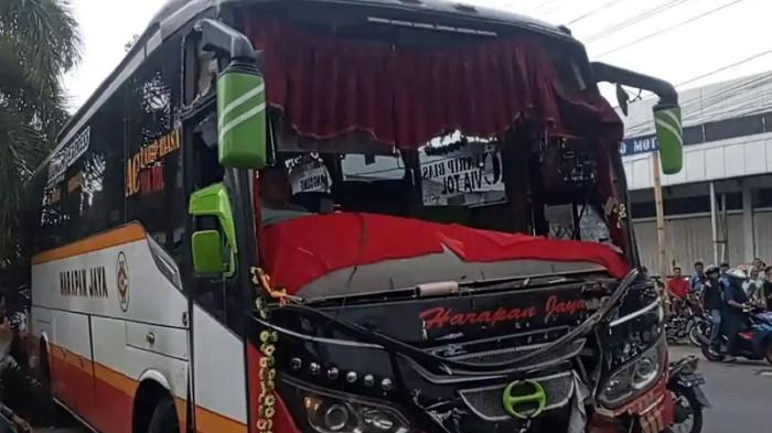 bus harapan jaya tabrak 2 mahasiswi di tulungagung