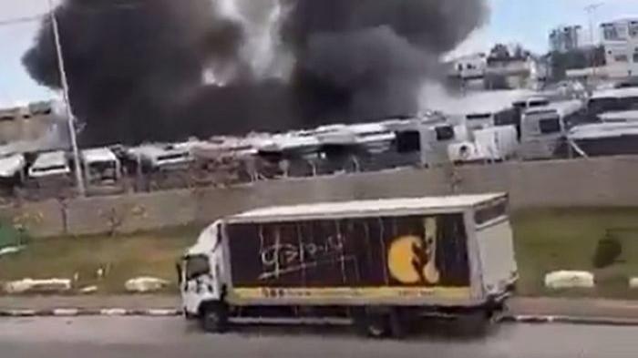 ISRAEL SERANG IRAN — Sejumlah armada bus hangus terbakar dengan kepulan asap hitam pekat di Holon, Israel, Sabtu (28/2/2026). Ledakan hebat di jantung metropolitan Tel Aviv ini terjadi sesaat setelah militer Israel melancarkan serangan udara berskala besar ke sejumlah wilayah Iran.