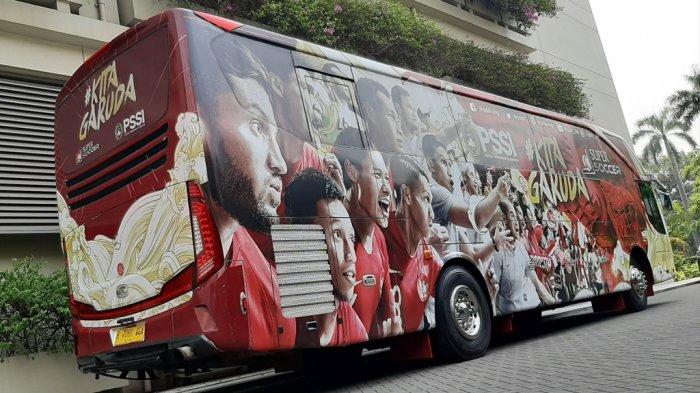 Bus timnas sepak bola Indonesia terparkir di belakang hotel Fairmont