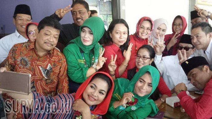 Calon Wakil Gubernur Jatim, Puti Guntur Soekarno, berfoto bareng di Bandara Abdulrahman Saleh, Kabupaten Malang, setelah tiba dari Jakarta, Senin (19/2/2018) pagi. 