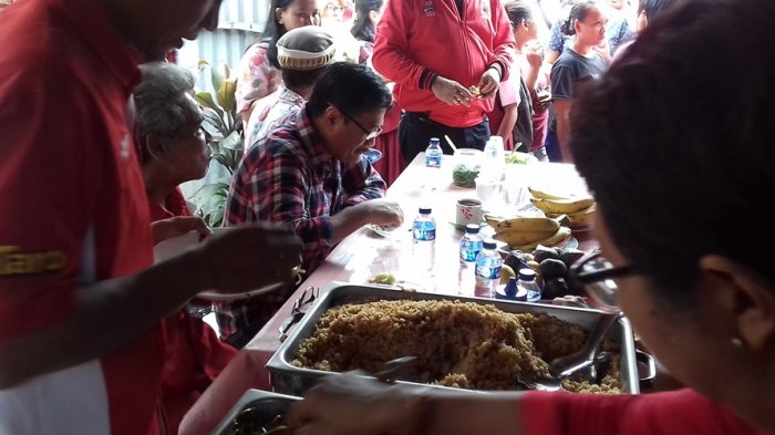 Di Sela Blusukan, Djarot Makan Nasi Goreng di Rumah Warga