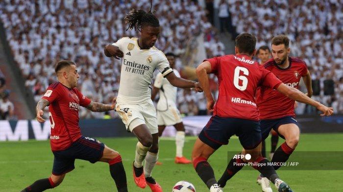 Gelandang Real Madrid asal Prancis #12 Eduardo Camavinga (tengah) berebut bola dengan bek Osasuna asal Spanyol #15 Ruben Pena (kiri) dan gelandang Osasuna asal Spanyol #06 Lucas Torro pada pertandingan sepak bola liga Spanyol antara Real Madrid CF dan CA Osasuna di Santiago Stadion Bernabeu di Madrid pada 7 Oktober 2023. Pierre-Philippe MARCOU / AFP