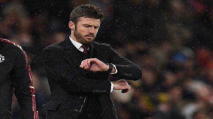 Manajer sementara Manchester United Inggris Michael Carrick memeriksa arlojinya selama pertandingan sepak bola Liga Premier Inggris antara Manchester United dan Arsenal di Old Trafford di Manchester, barat laut Inggris, pada 2 Desember 2021. Michael Carrick telah memutuskan untuk mundur sebagai pemain pertama Manchester United. pelatih tim dan meninggalkan klub setelah berakhirnya masa jabatannya sebagai manajer sementara.